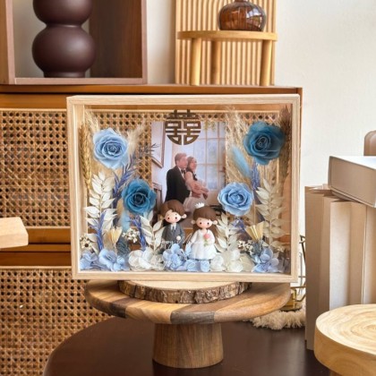 Cinddie Preserved Flower Frame