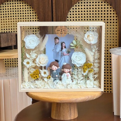 Cinddie Preserved Flower Frame