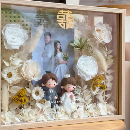 Cinddie Preserved Flower Frame
